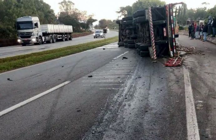 Acidente em Itatiaiuçu mata motorista e carreta interdita a rodovia no KM 543