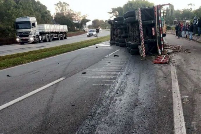 Acidente em Itatiaiuçu mata motorista e carreta interdita a rodovia no KM 543