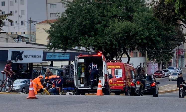 Caminhonete e moto colidem na avenida Jove Soares