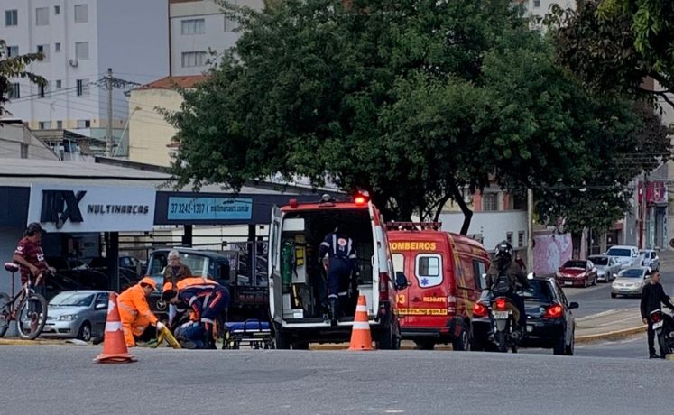 Caminhonete e moto colidem na avenida Jove Soares