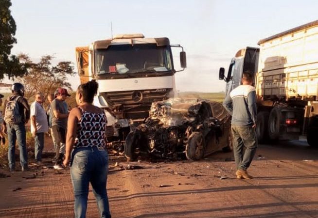 Colisão de carro e caminhão deixa quatro vítimas graves na MG – 170