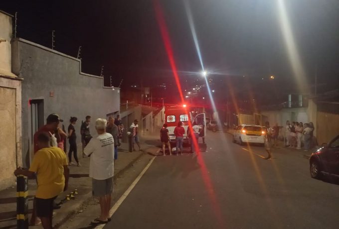Vídeo mostra grave acidente agora à noite no Bairro Morro do Sol com um ciclista