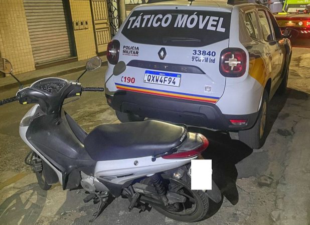 PM flagra adolescentes empurrando motocicleta furtada