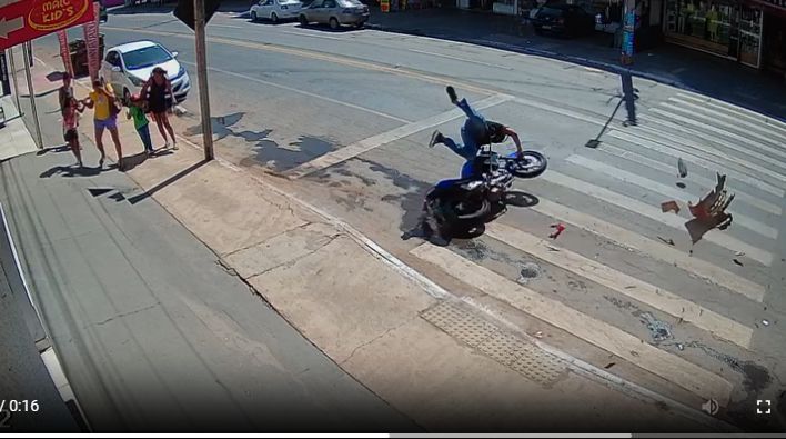 Vídeo: mulheres e crianças escapam por pouco de acidente entre motocicleta e carro