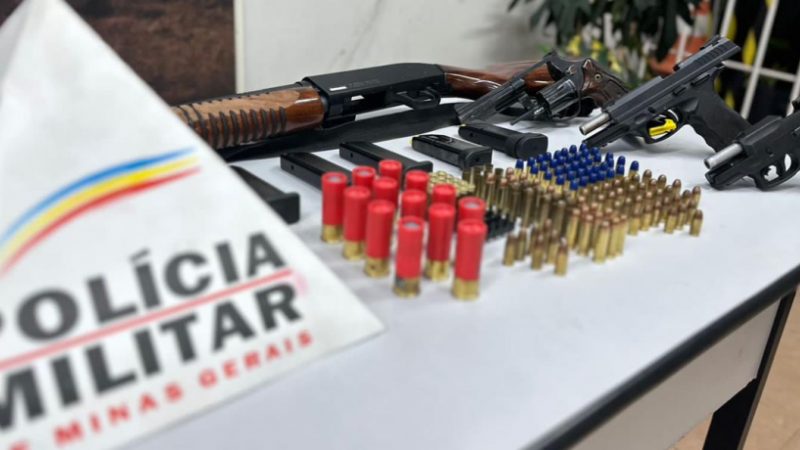 Armas e munições apreendidas em um bar na zona rural de Pedras