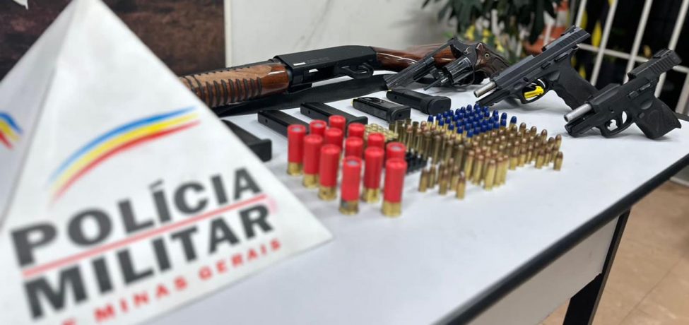 Armas e munições apreendidas em um bar na zona rural de Pedras