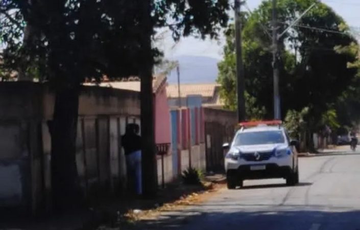 Preso filho de idoso cujo corpo foi encontrado enterrado no quarto