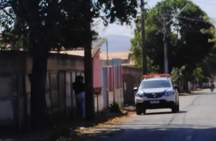 Preso filho de idoso cujo corpo foi encontrado enterrado no quarto