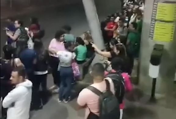 Passageiros protestam contra atrasos de ônibus em BH; coletivos impedidos de seguir viagem