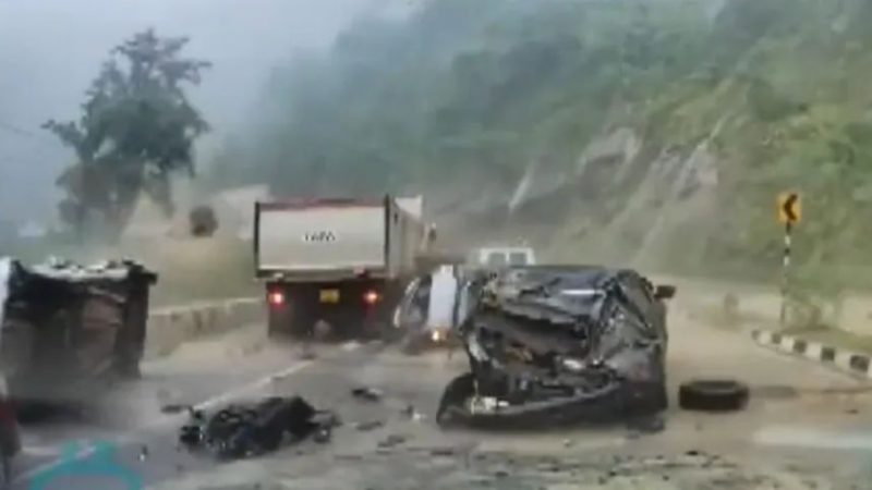 Vídeo: pedra gigante desliza de montanha e esmaga carro na Índia