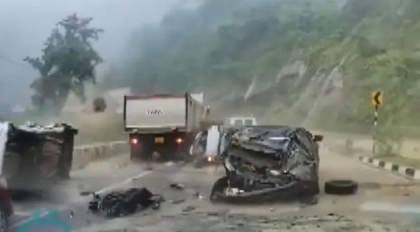 Vídeo: pedra gigante desliza de montanha e esmaga carro na Índia