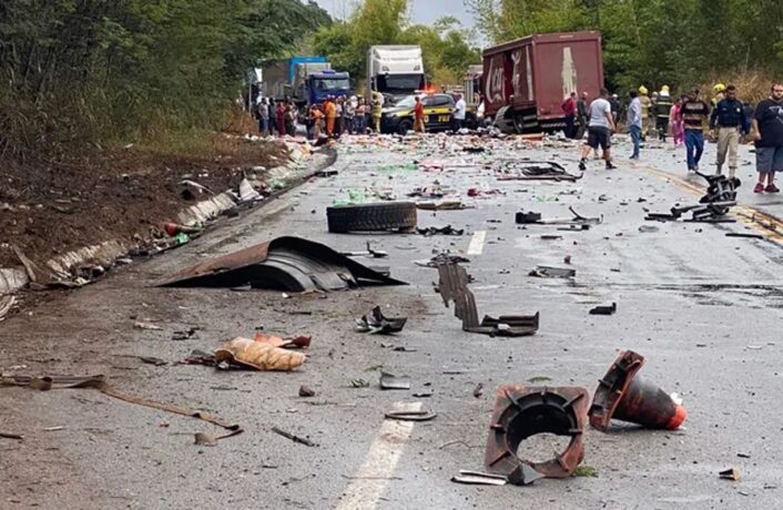 Vídeo: dois homens morrem em acidente entre duas carretas e um caminhão na BR116