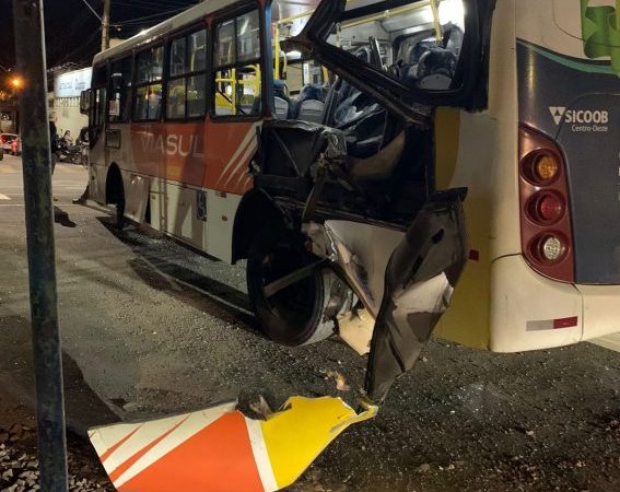 Vídeos: ônibus da Viasul provoca acidente com locomotiva na travessia da Rua Silva Jardim