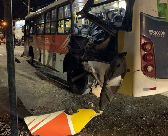Vídeos: ônibus da Viasul provoca acidente com locomotiva na travessia da Rua Silva Jardim