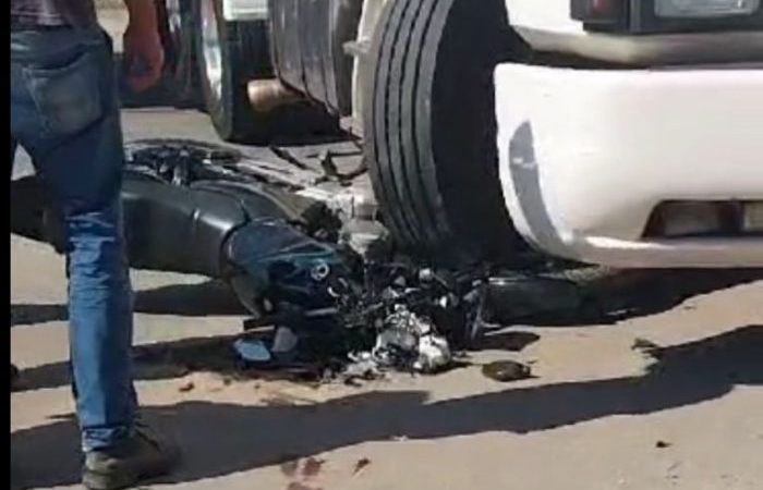 Vídeo: carreta e motocicleta se envolvem em acidente na Vila Vilaça, em Itaúna