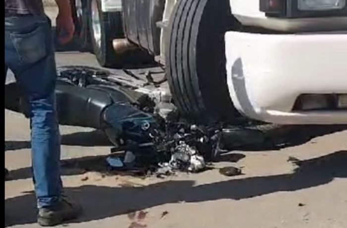Vídeo: carreta e motocicleta se envolvem em acidente na Vila Vilaça, em Itaúna