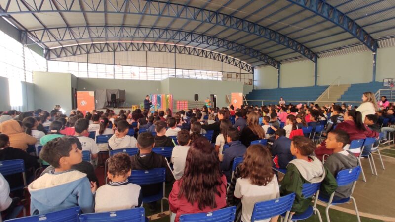 Espetáculos com temática ambiental visitam escolas públicas de Itatiaiuçu  