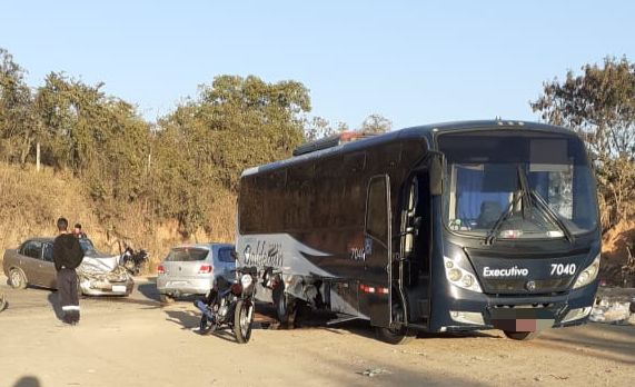 Idoso de 77 anos fica ferido em acidente entre carro e ônibus em Divinópolis
