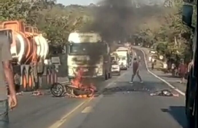 Vídeo: motociclista morre em colisão frontal com uma carreta na BR 262