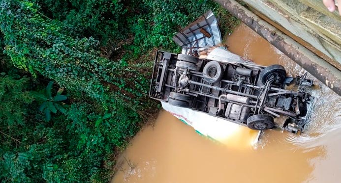 Vídeo: imagens mostram quando caminhão baú cai em rio e motorista morre afogado na BR 101