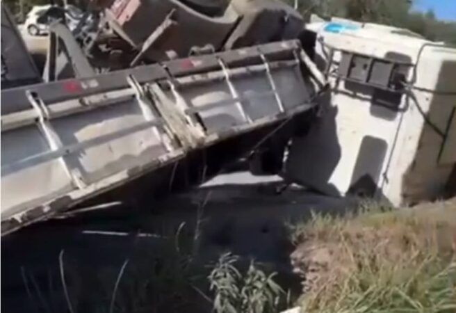 Vídeo: carreta tomba e pedestre fica ferida na cidade de Pedro Leopoldo