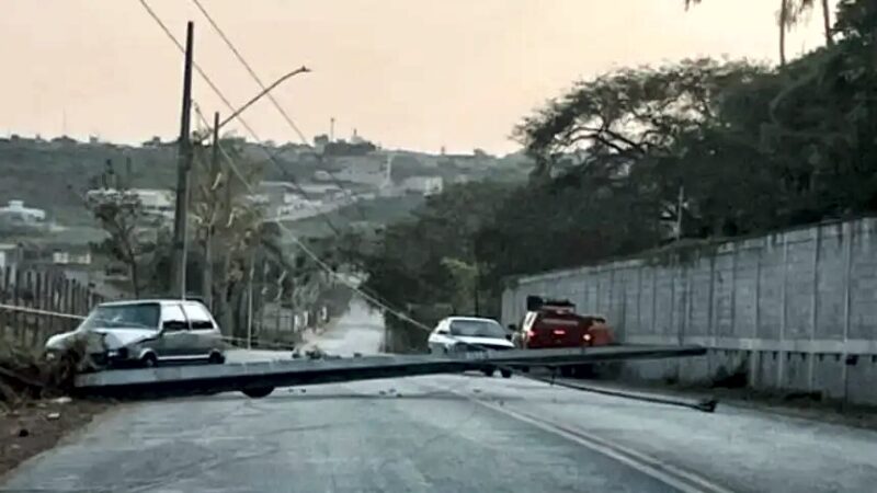 Motorista derruba poste na Av. Chico Morais e abandona o veículo