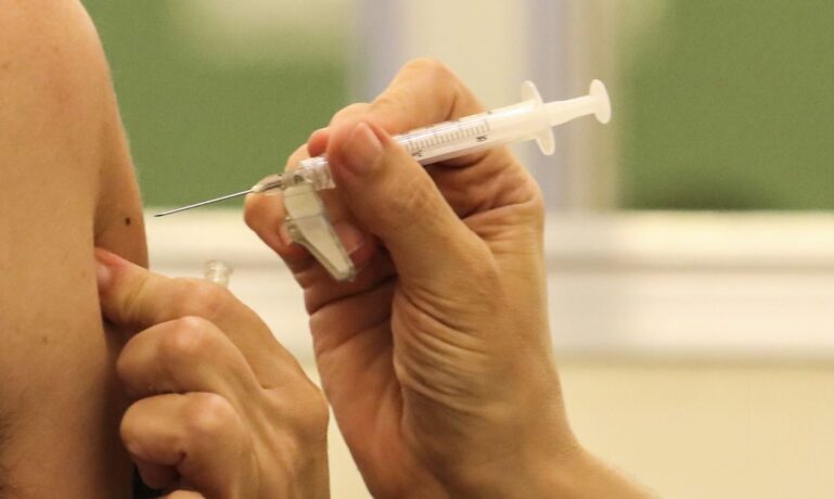 Covid: Ministério da Saúde confirma caso da variante EG.5 em mulher com esquema vacinal completo