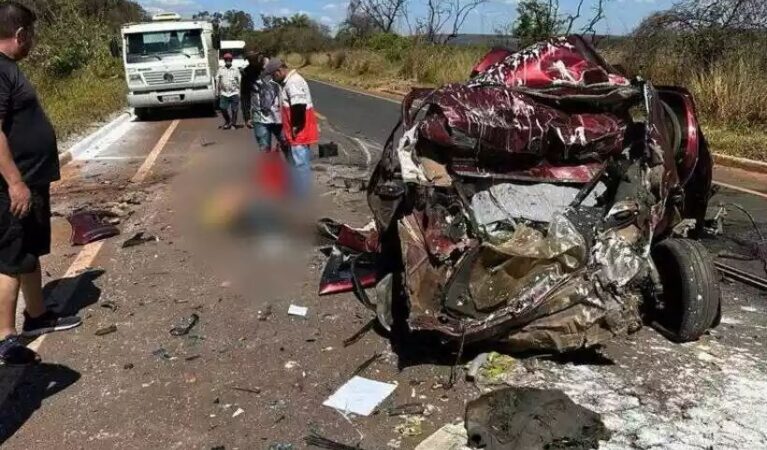 Três homens que trabalhavam em rodovia mineira são atropelados; um morre