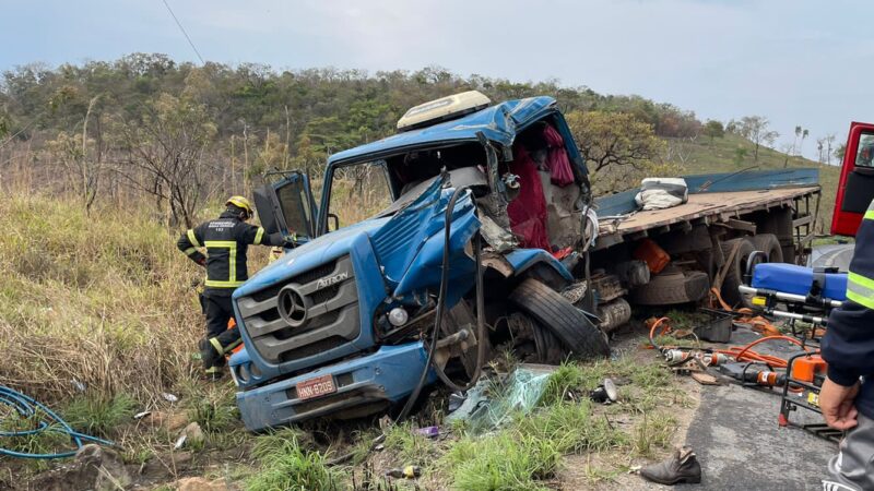 Colisão entre carreta e caminhão deixa um motorista em estado grave em Formiga