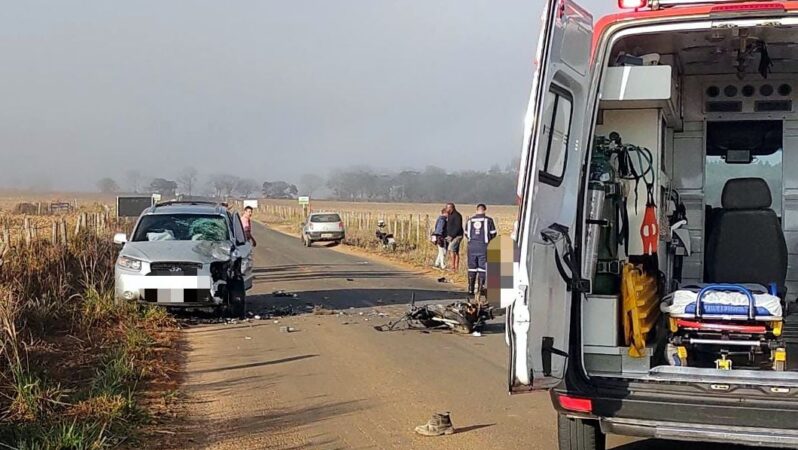 Pai e filho morrem em acidente entre carro e motocicleta em Formiga