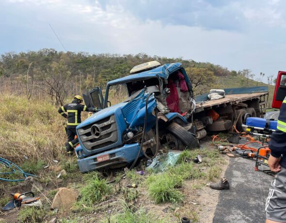 Colisão entre carreta e caminhão deixa um motorista em estado grave em Formiga