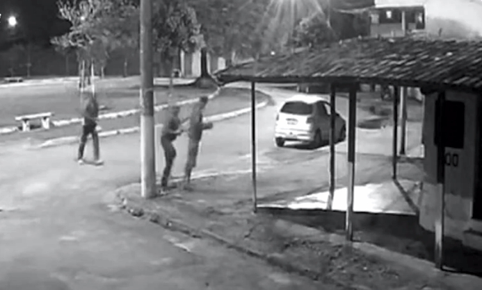 Vídeo mostra momento que dois homens atiram e matam em praça de Sete Lagoas
