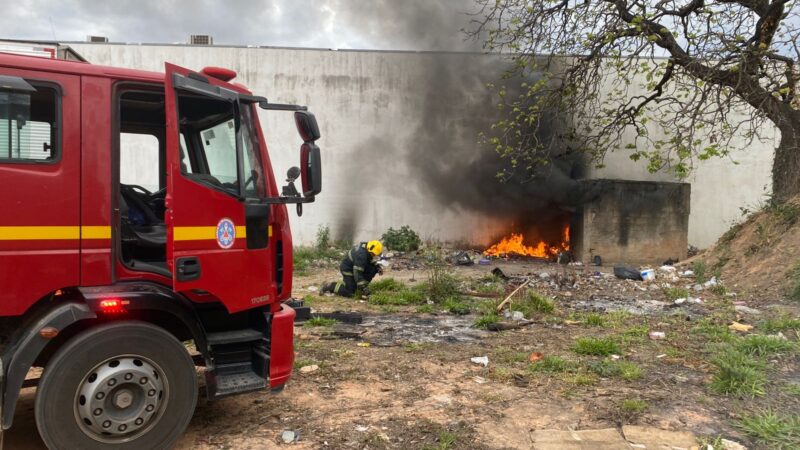 Vídeo: homem morre carbonizado em incêndio em galpão em Divinópolis  