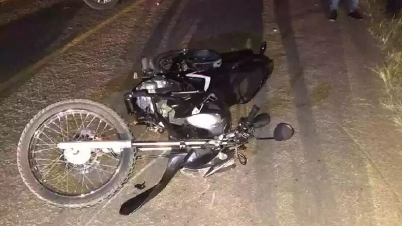 Motoqueiro tem a cabeça esmagada por caminhonete cujo motorista fugiu do local