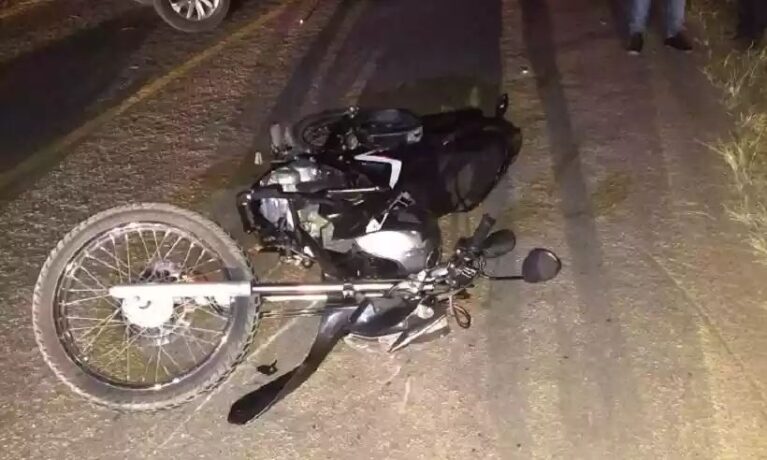 Motoqueiro tem a cabeça esmagada por caminhonete cujo motorista fugiu do local