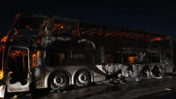 Vídeo: ônibus é destruído pelas chamas no norte de Minas, fogo teria começado no motor