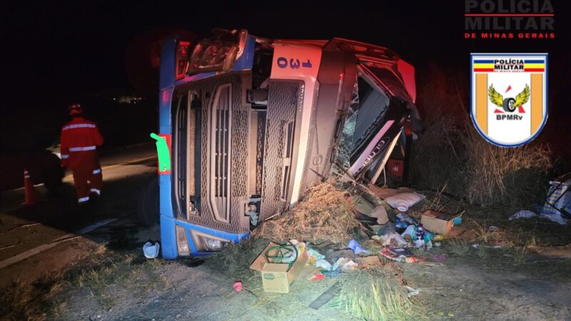 Caminhão de cerveja tomba em Nova Serrana e motorista morre