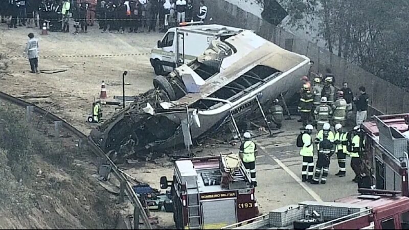 Ônibus com torcedores do Corinthians capota e deixa 7 mortos na Grande BH