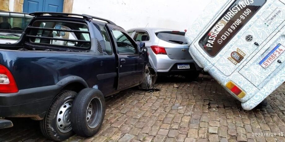 Vídeo mostra caminhonete desgovernada provocando acidente em Ouro Preto