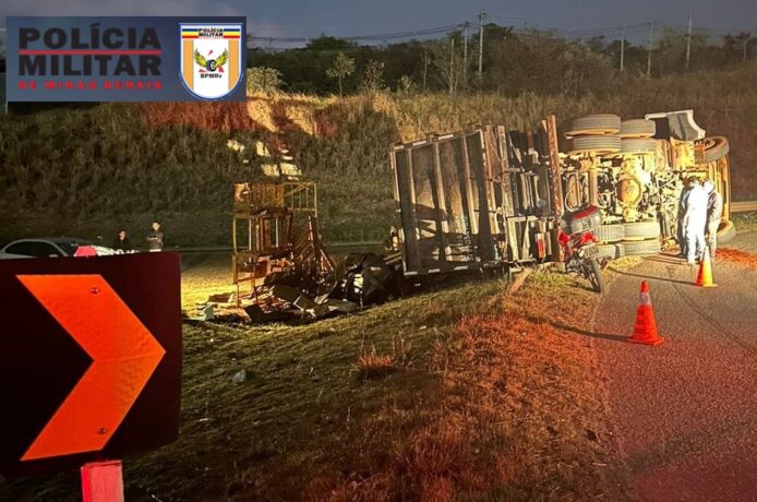 Caminhão tomba na MG 050, em Itaúna,  e motorista sai ileso