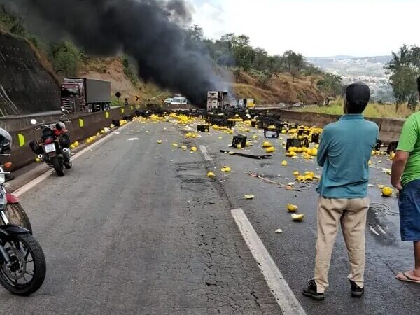 Carreta tomba, pega fogo e bloqueia rodovia Fernão Dias em Itaguara
