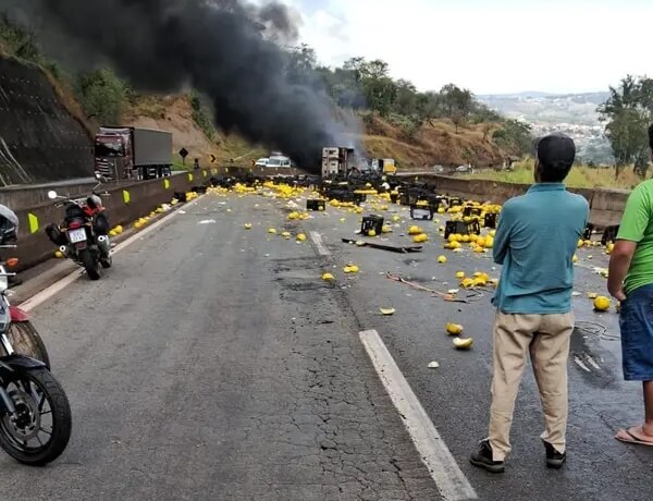 Carreta tomba, pega fogo e bloqueia rodovia Fernão Dias em Itaguara