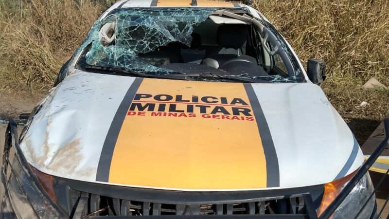 Viatura policial sai da pista na MG 050 e militares ficam feridos em Itaúna