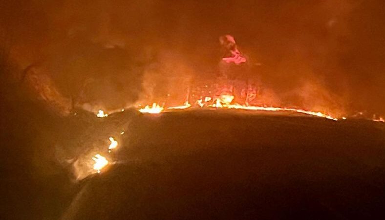 Caminhão com óleo diesel tomba e pega fogo em Pará de Minas; motorista sofre queimaduras