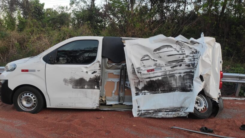 Tombamento de semirreboque de caminhão provoca destruição de caminhonete