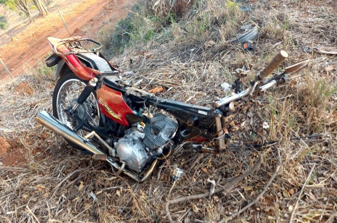 Caminhonete colide com motocicleta na MG 431 e motociclista morre no local