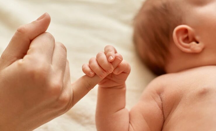 Procurado o pai que acertou soco no filho de 40 dias e fugiu com o irmão do bebê, de dois anos