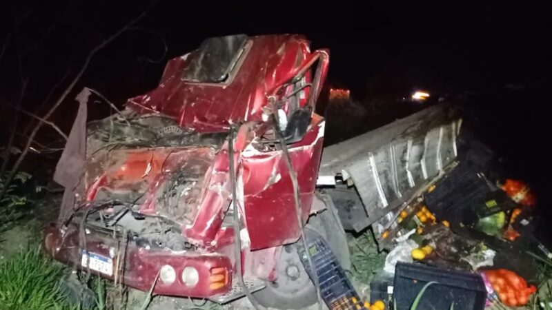 Carreta bate em traseira de caminhão provocando a morte do condutor