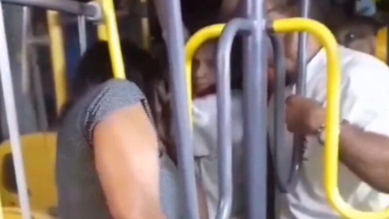 Vídeo: mulher fica com a cabeça presa em catracas duplas de ônibus no Recife