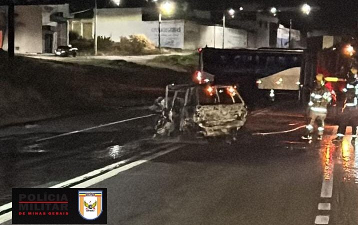 Motorista morre carbonizado depois de colisão com ônibus em Divinópolis